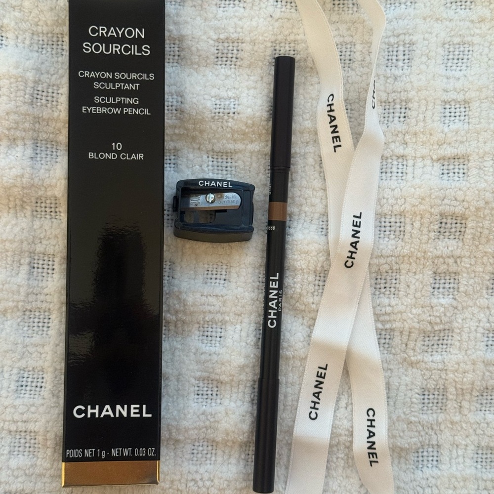 CHANEL Sculpting Eyebrow Pencil Blond Clair with Ribbon
BRAND NEW